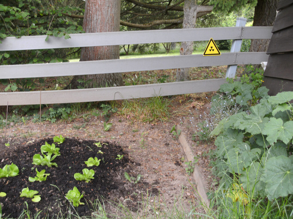 Gemüsegarten mit Radioaktivitäts-Symbol